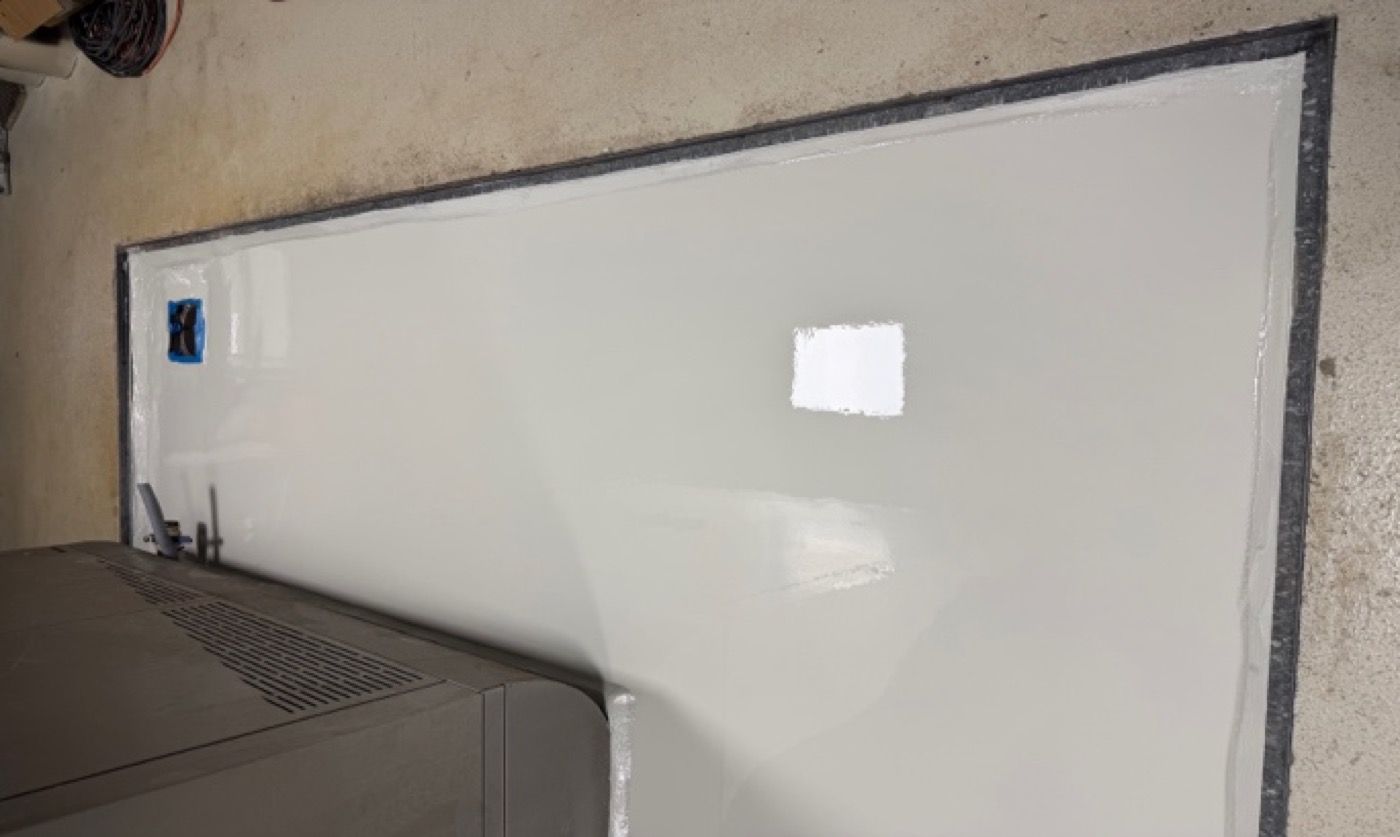 Sol résine brillant UQESH® PF à une jonction murale chez Bake My Day