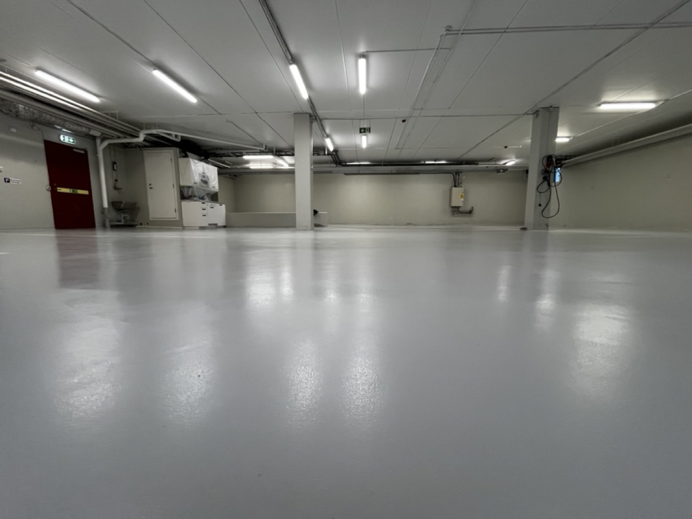 Surface de garage gris clair avec UQESH® chez Hägernäshuset