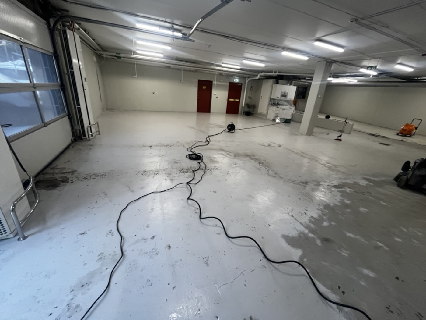 Préparation du support jusqu'au béton propre dans le garage de Hägernäshuset