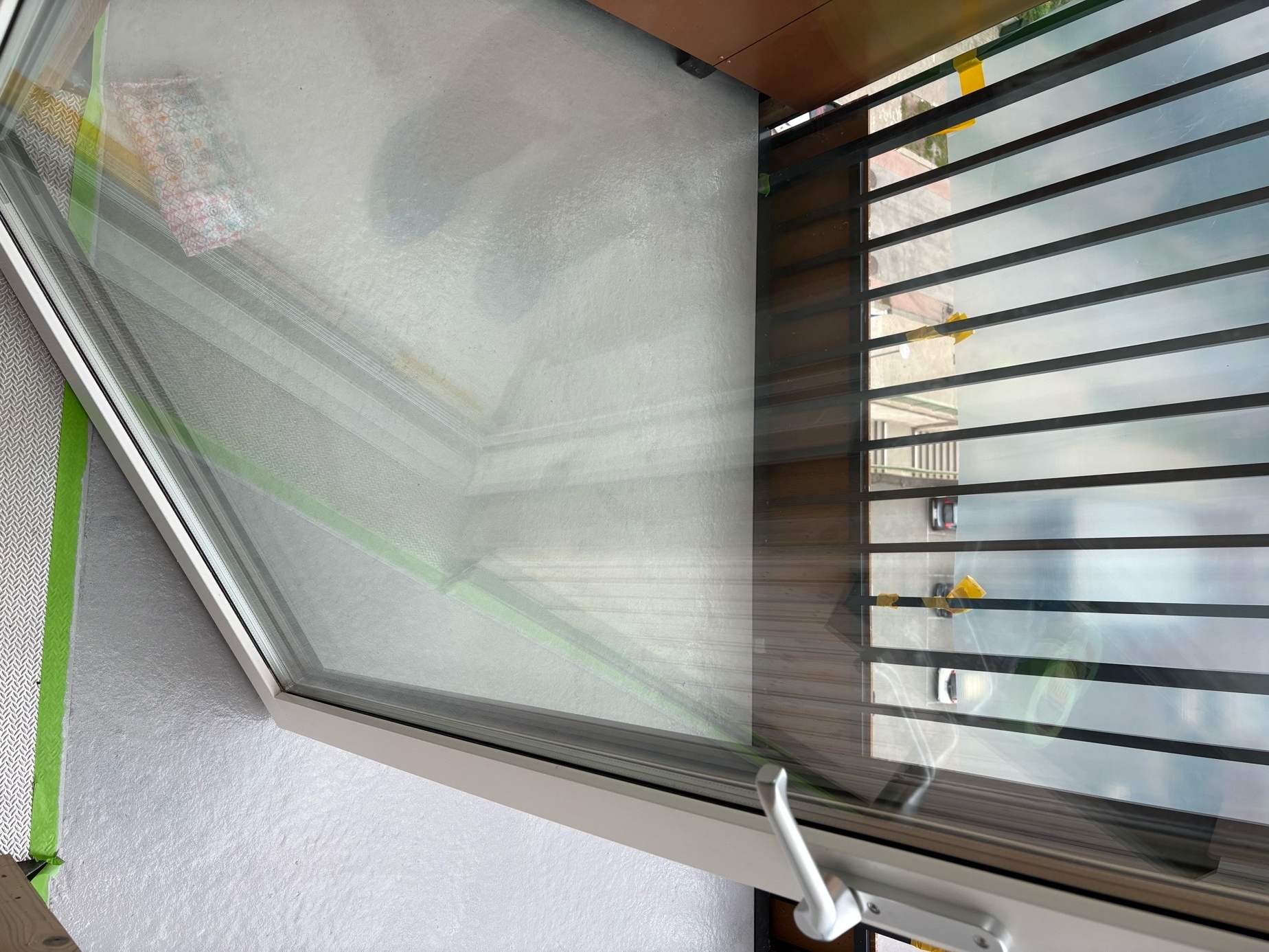 Travaux de masquage à une porte de balcon chez Klövern