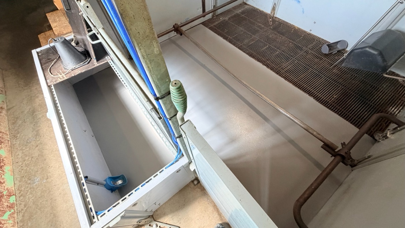 Sol UQESH® nouvellement installé dans un passage entre les enclos