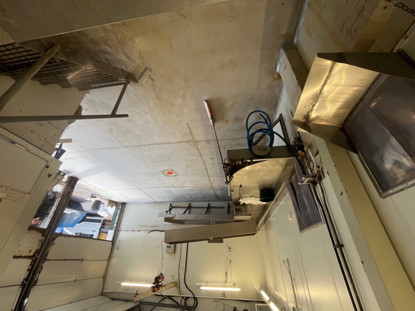 Préparation du support avant installation d'UQESH® chez Roslagens Slakt och Chark AB