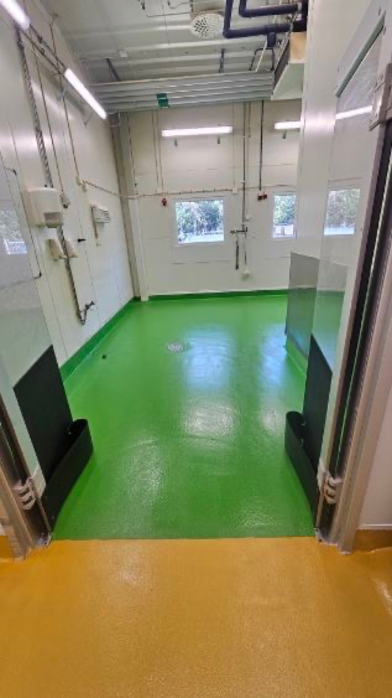 Sol UQESH® vert dans un couloir chez Roslagens Slakt och Chark AB