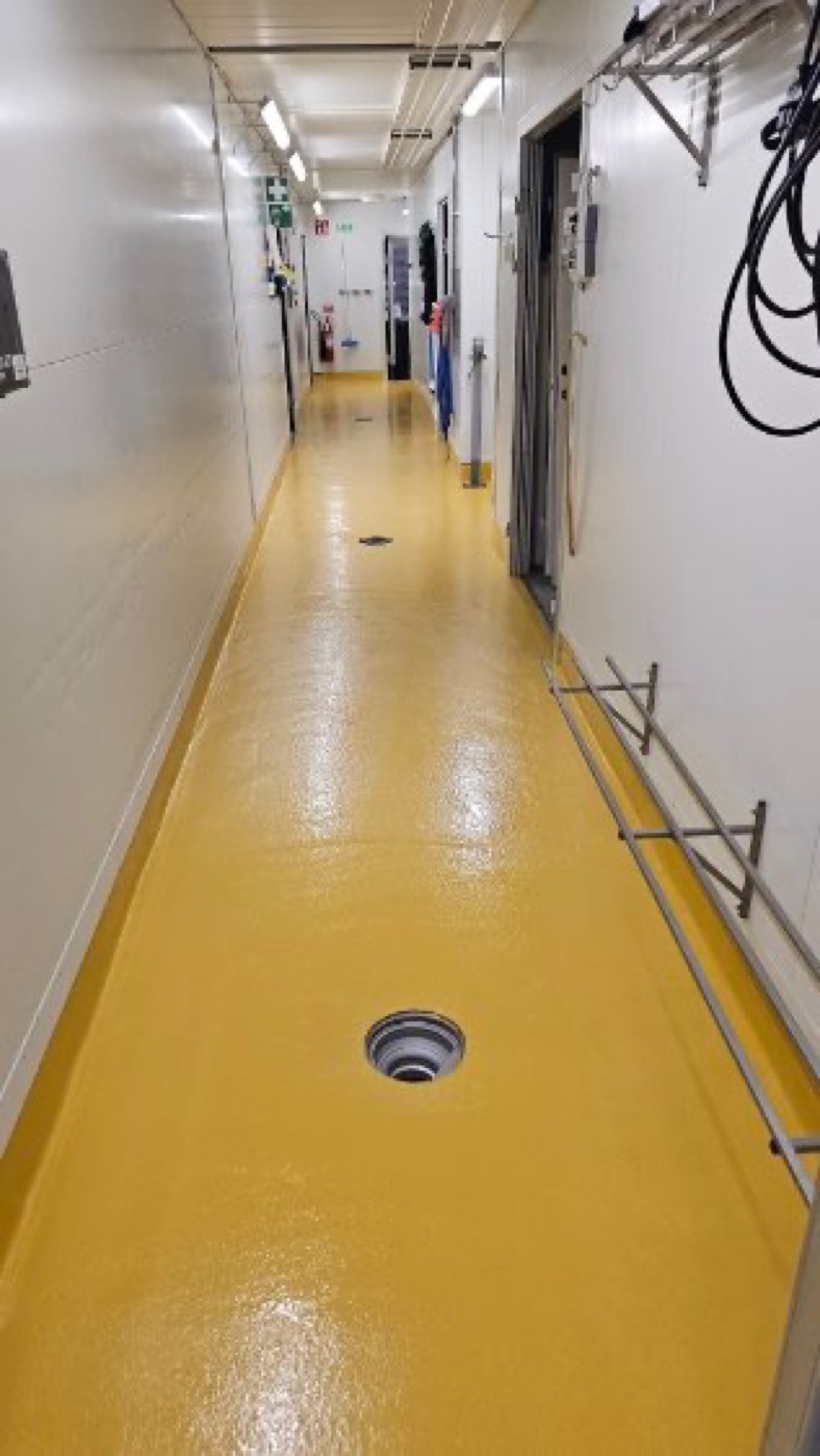 Sol UQESH® jaune dans un couloir chez Roslagens Slakt och Chark AB
