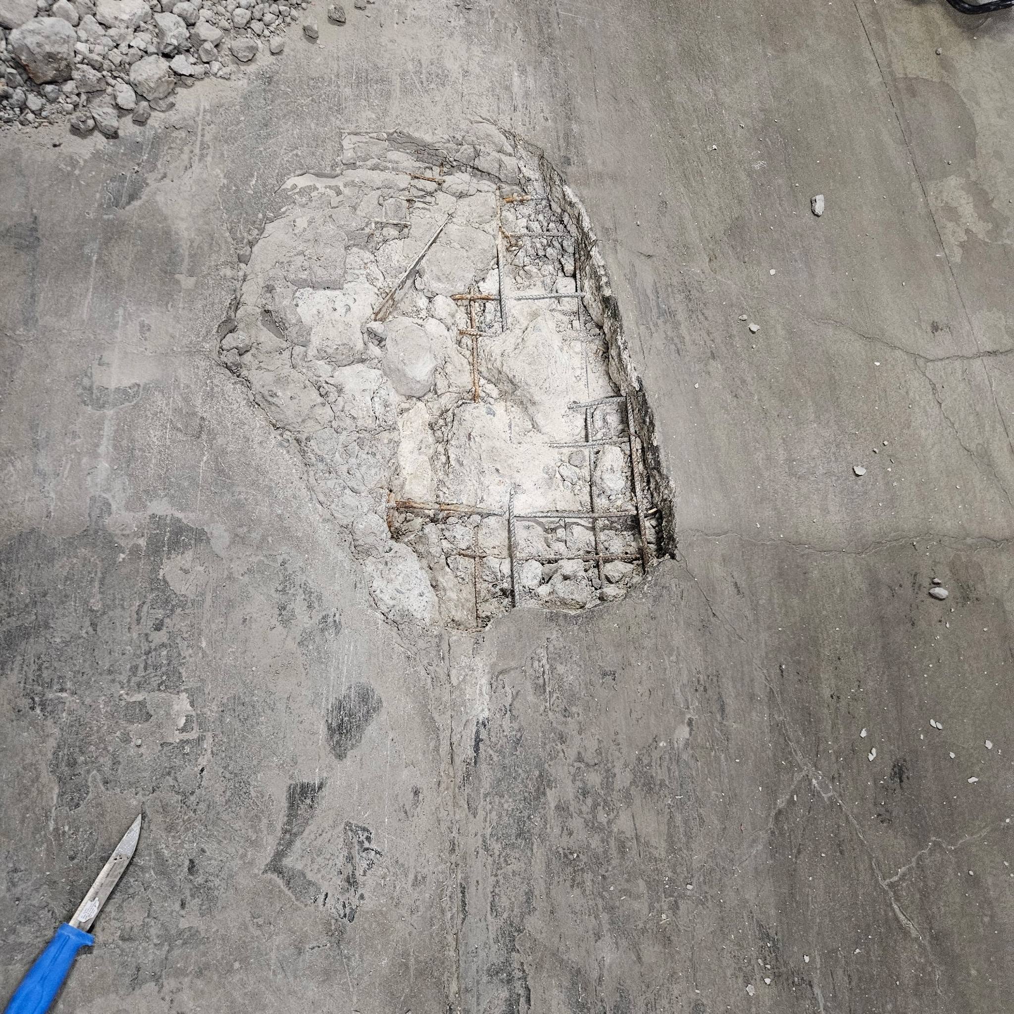 Fræset betonoverflade med frilagt armering hos Skanlog