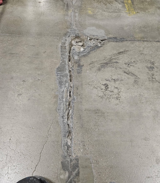 Beskadiget, revnet betonfuge hos Skanlog før reparation