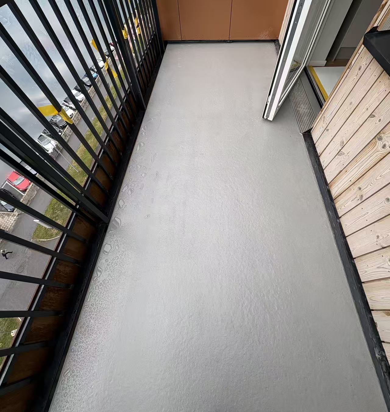 UQESH TAP on balcony flooring
