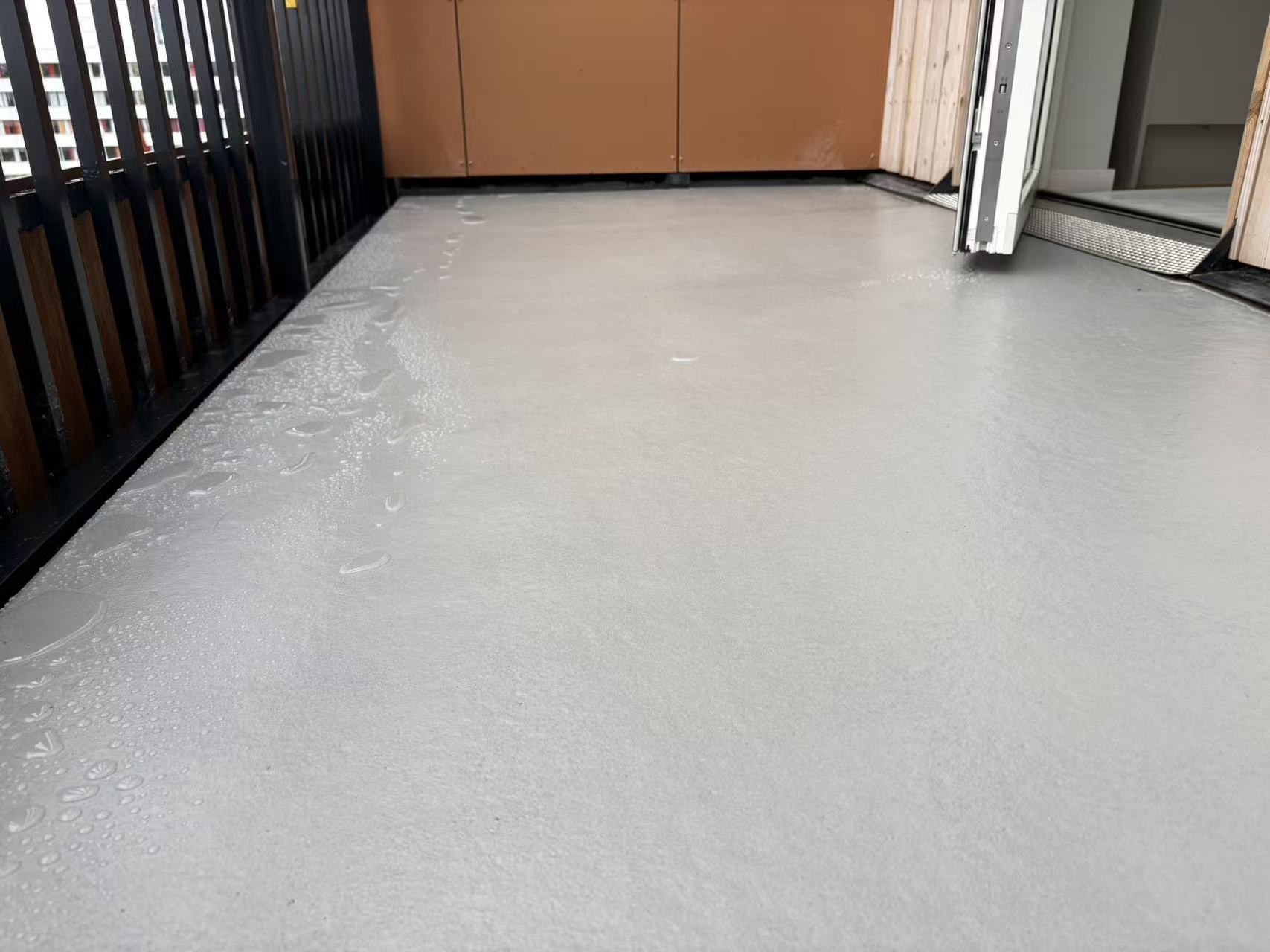 UQESH TAP on balcony flooring