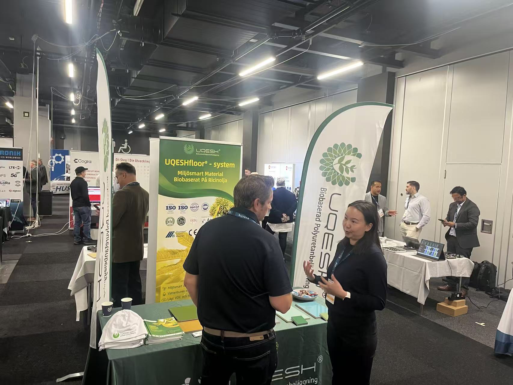 UQESH a falar com visitantes na Evertiq Expo Göteborg