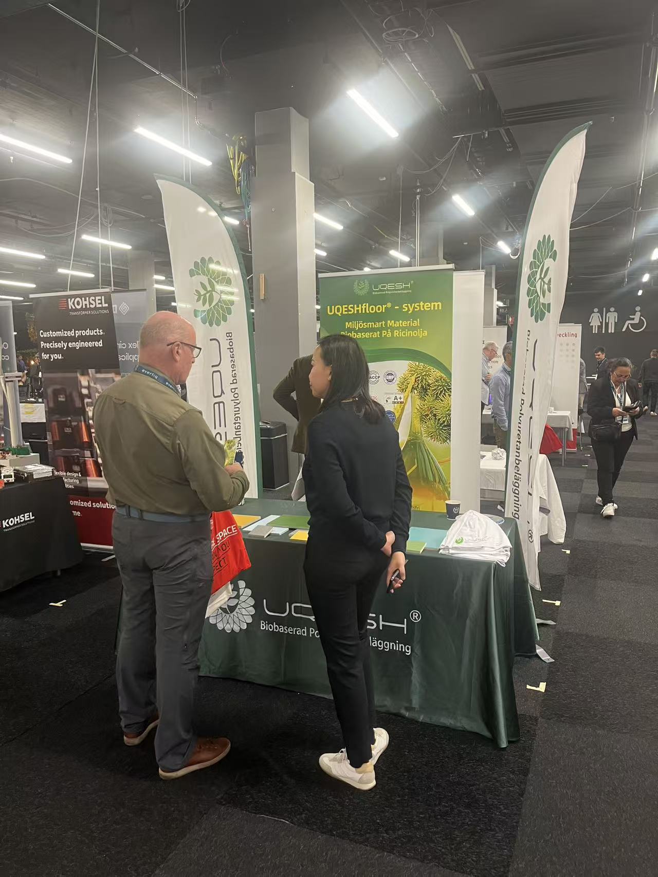 Stand da UQESH com amostras de materiais e cores