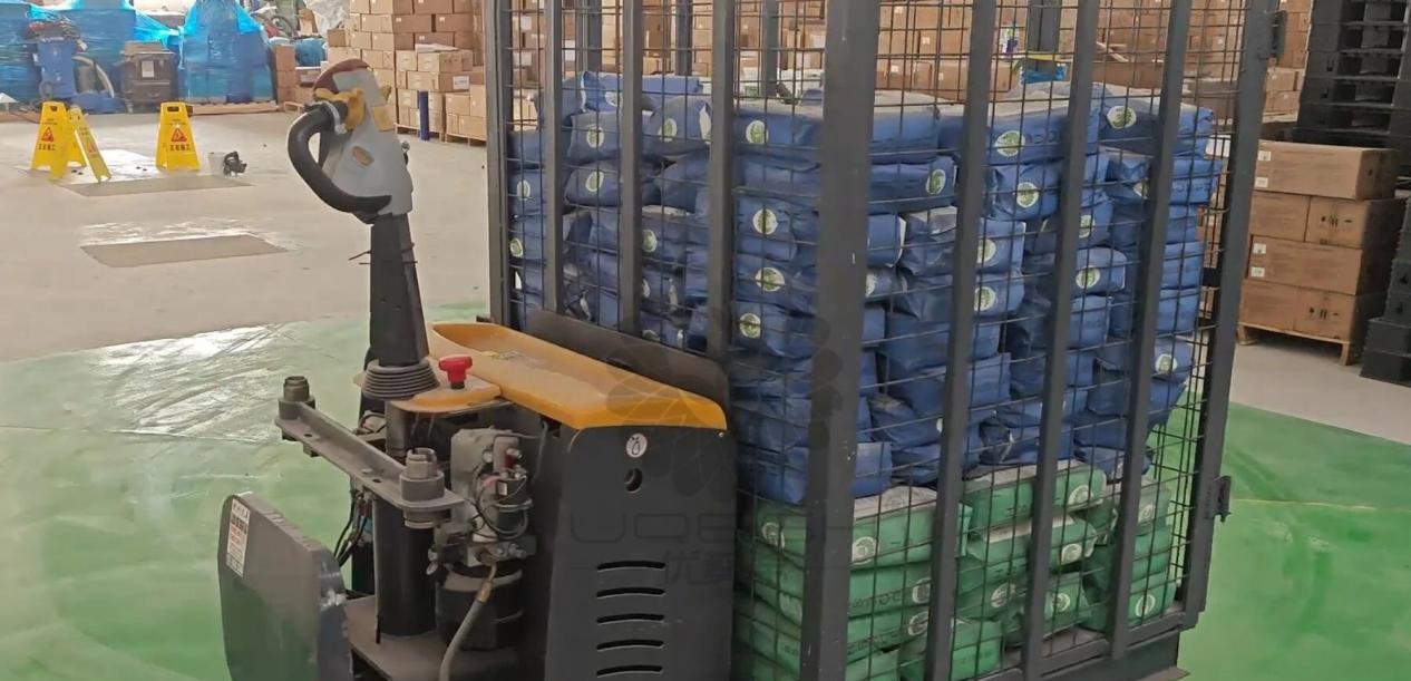 Empilhador elétrico utilizado como equipamento de teste para o teste de desgaste